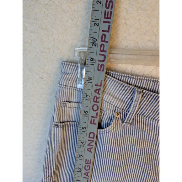 Levi’s Pinstripe Seersucker Bermuda Shorts Blue White Women’s Size 10 Waist - Picture 6 of 9